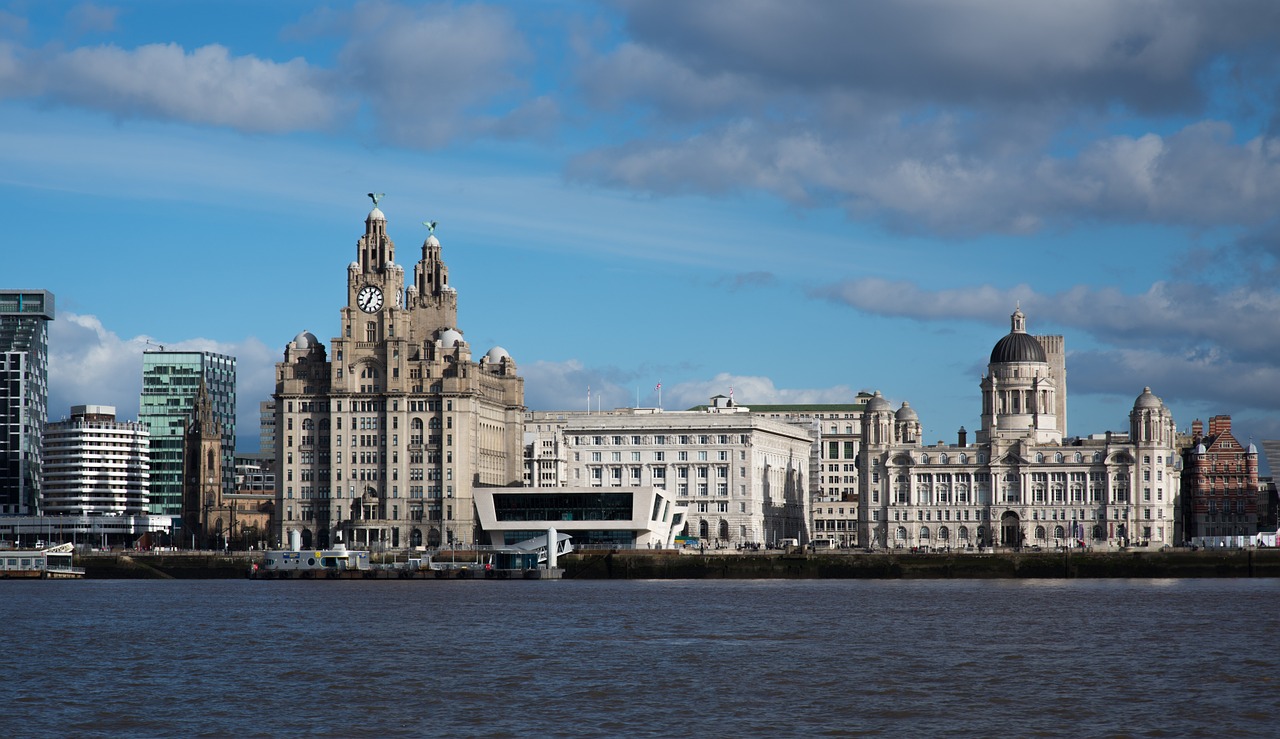 View of the town showing the Liver birds © timajo on Pixabay