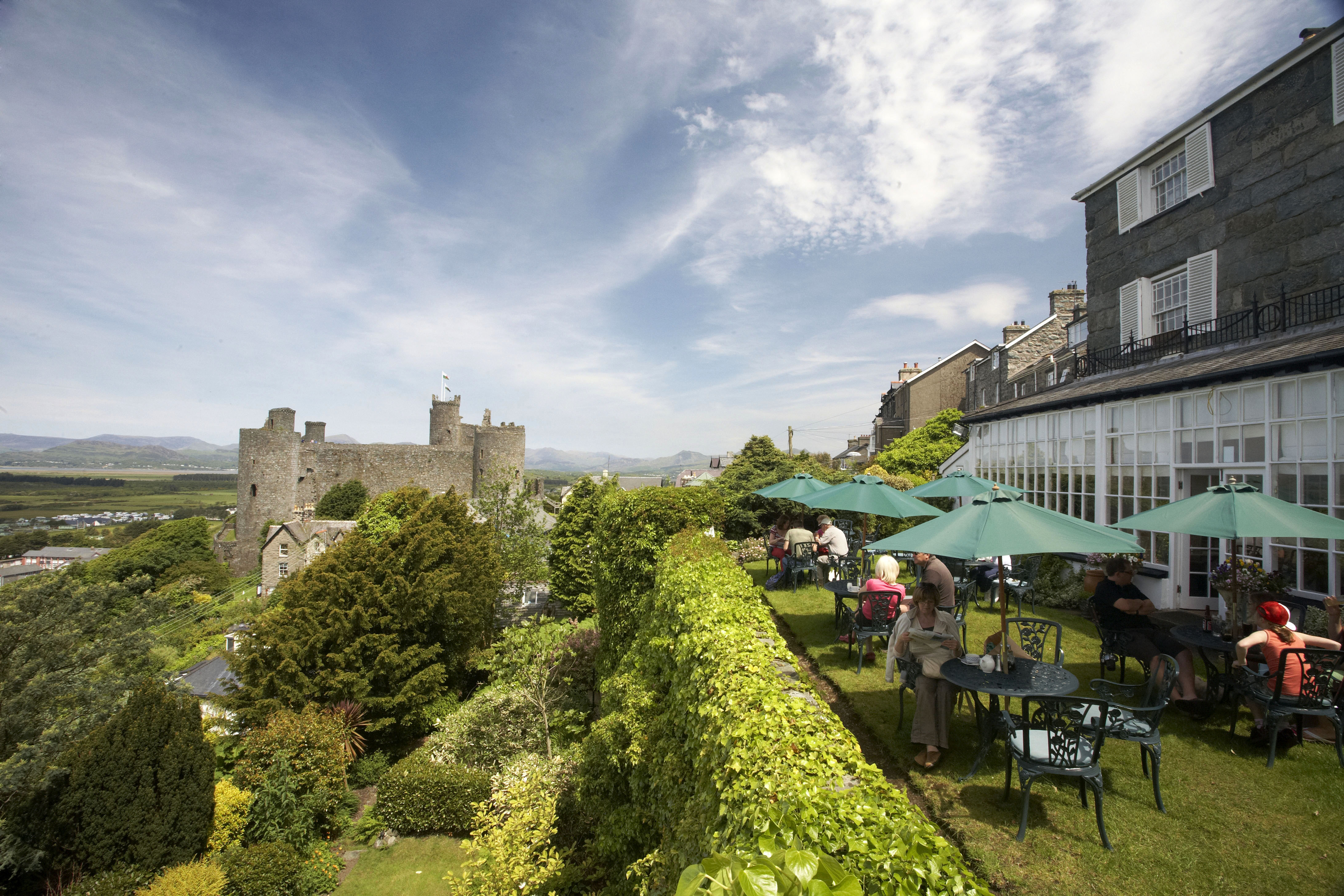 Golygfa o'r Castell Caffi Harlech © Gwynedd Council