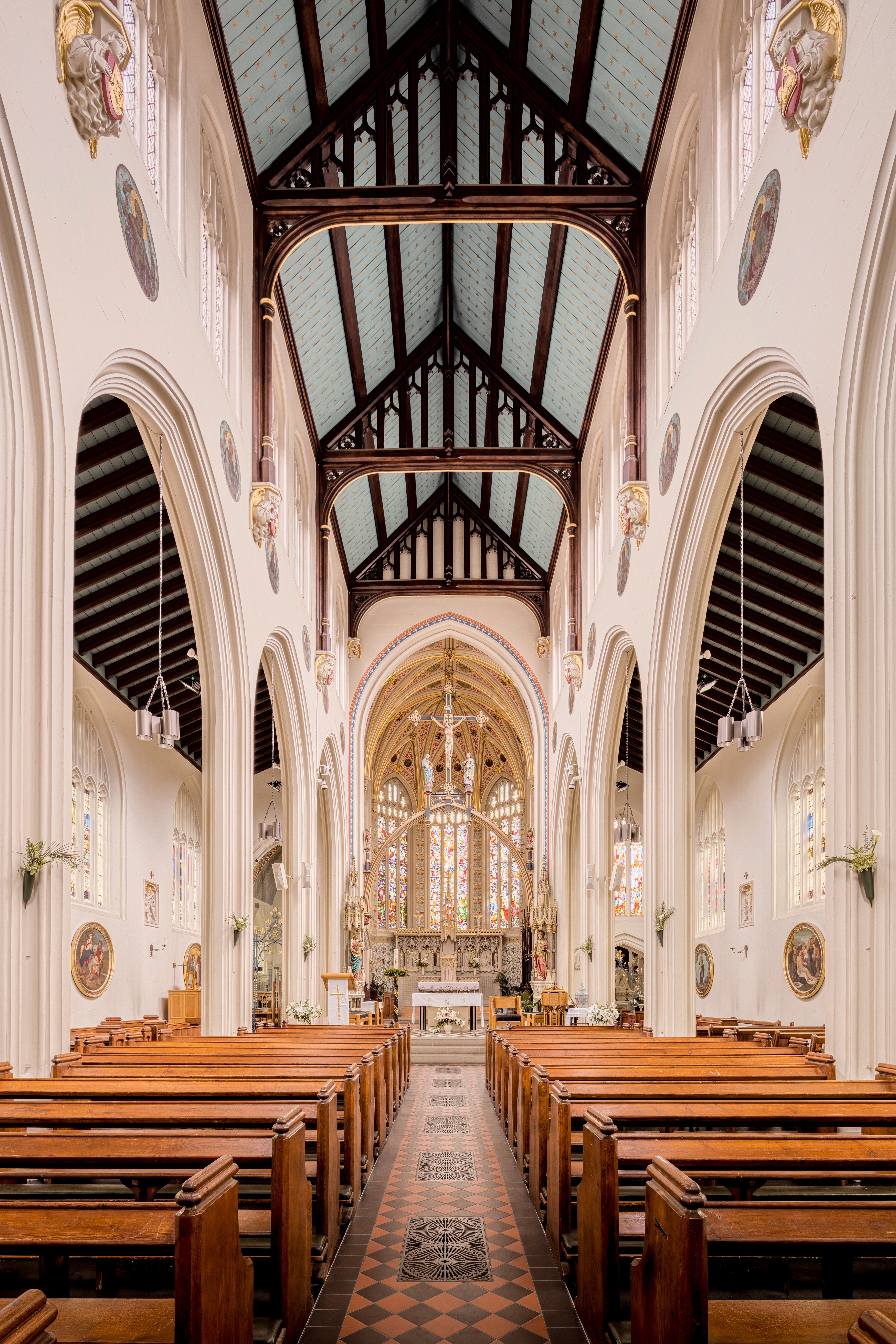 Inside of St Mary’s Church Derby © Michael D Beckwith on Unsplash