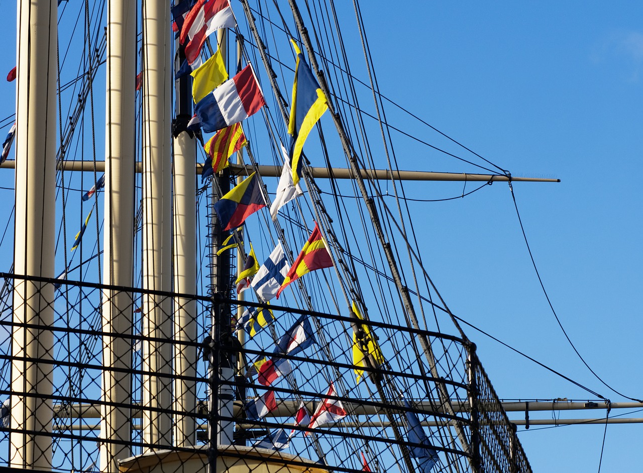 rigging SS Great Britain showing colourful flags © Aitoff on Pixaby