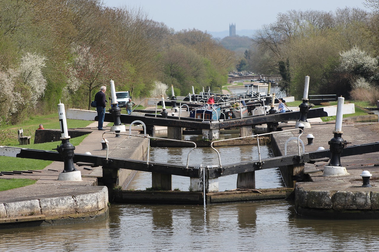 Hatton locks, a flight of 21 locks on the Grand Union Canal by johninternethayes on pixabay