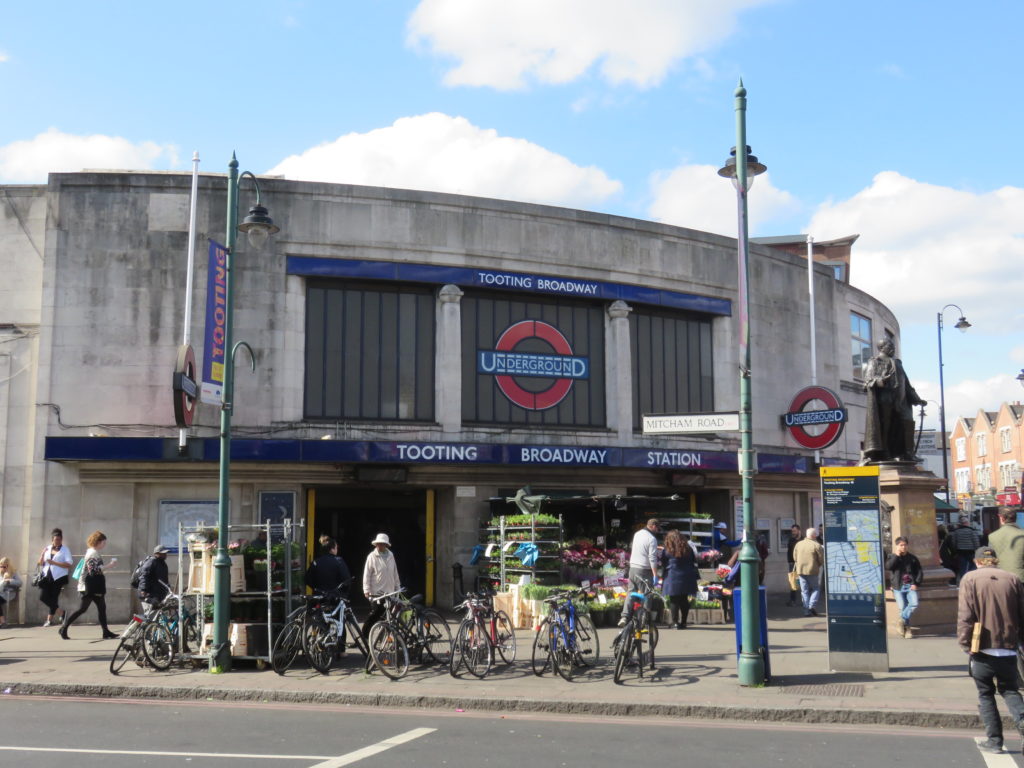 Tooting Station and Statue