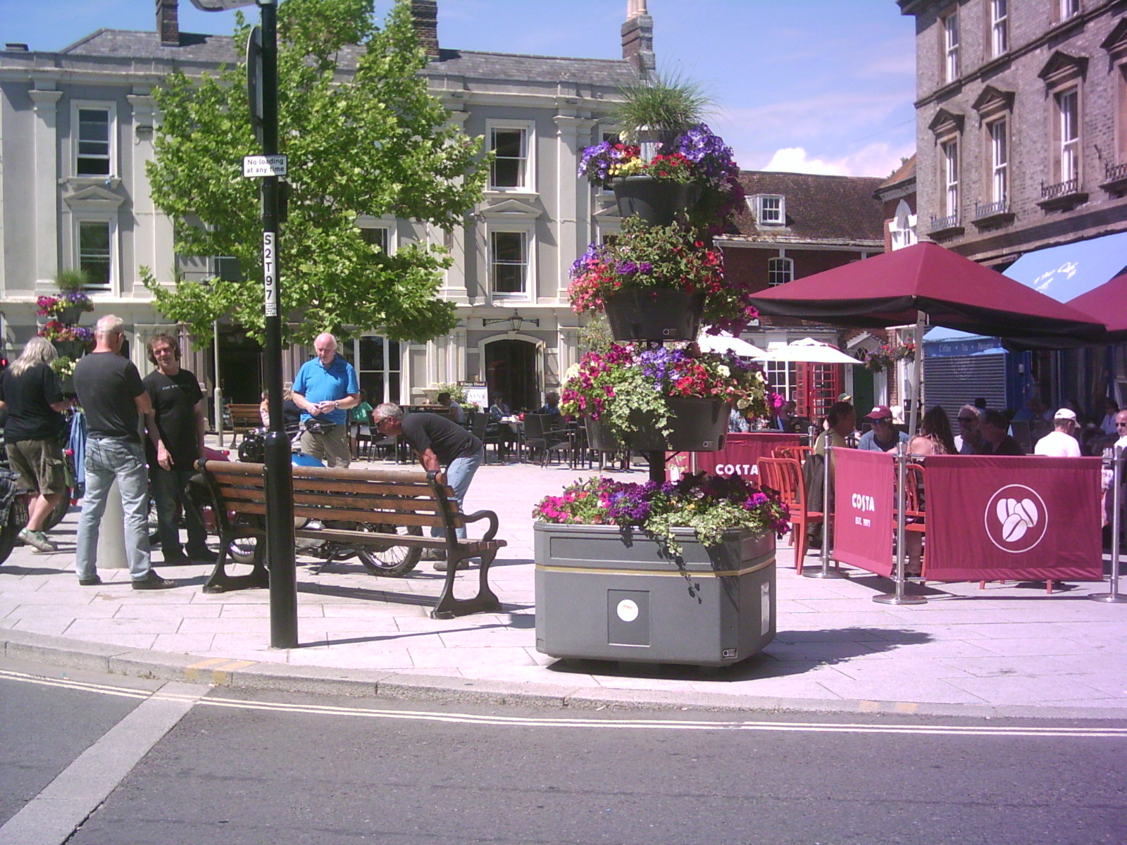 Kings Head public house in the Square where visitors enjoy refreshments outside the cafes