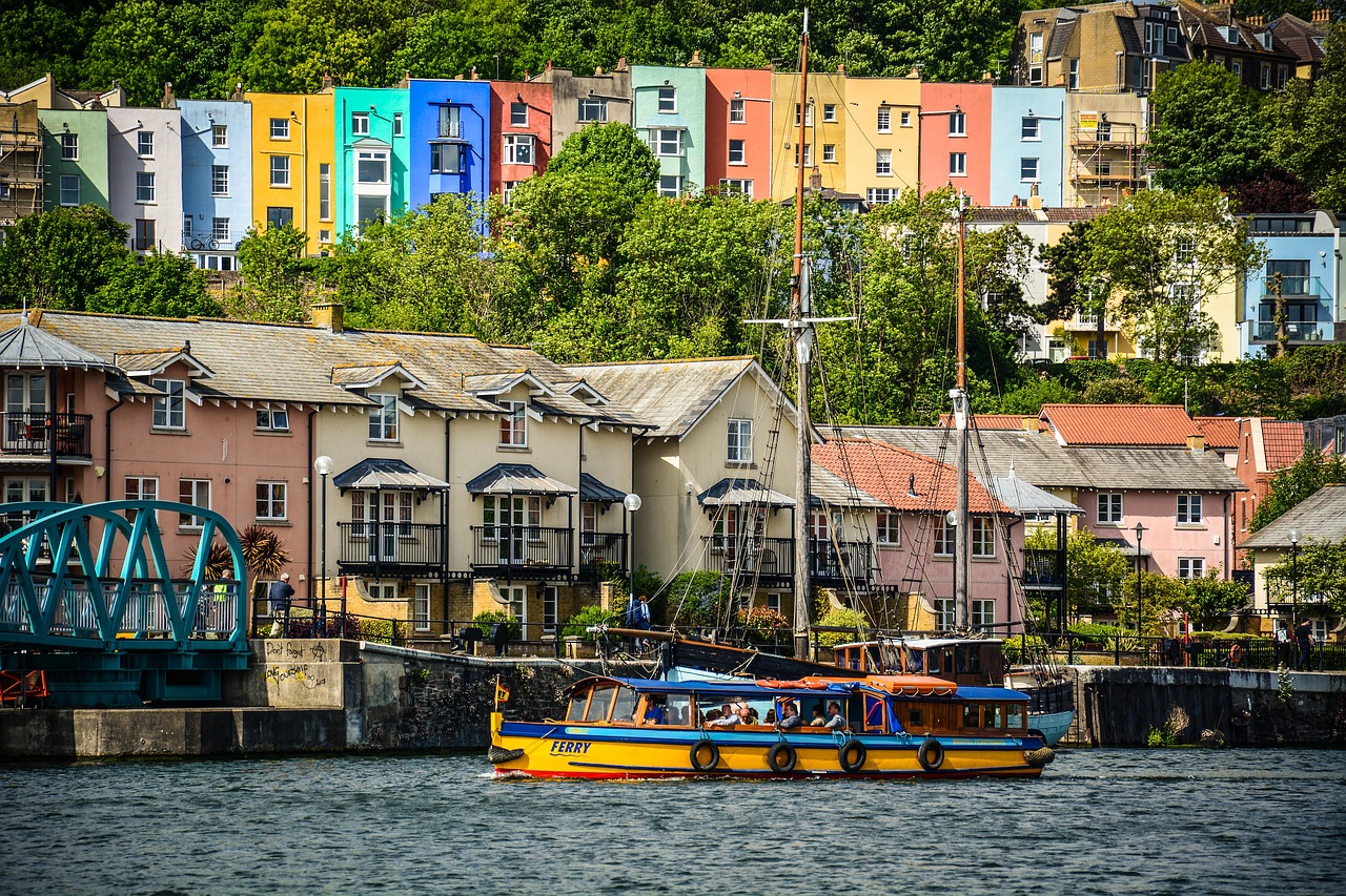 colourful buuildings overlook Bristol Harbour © Steelfish on Pixabay