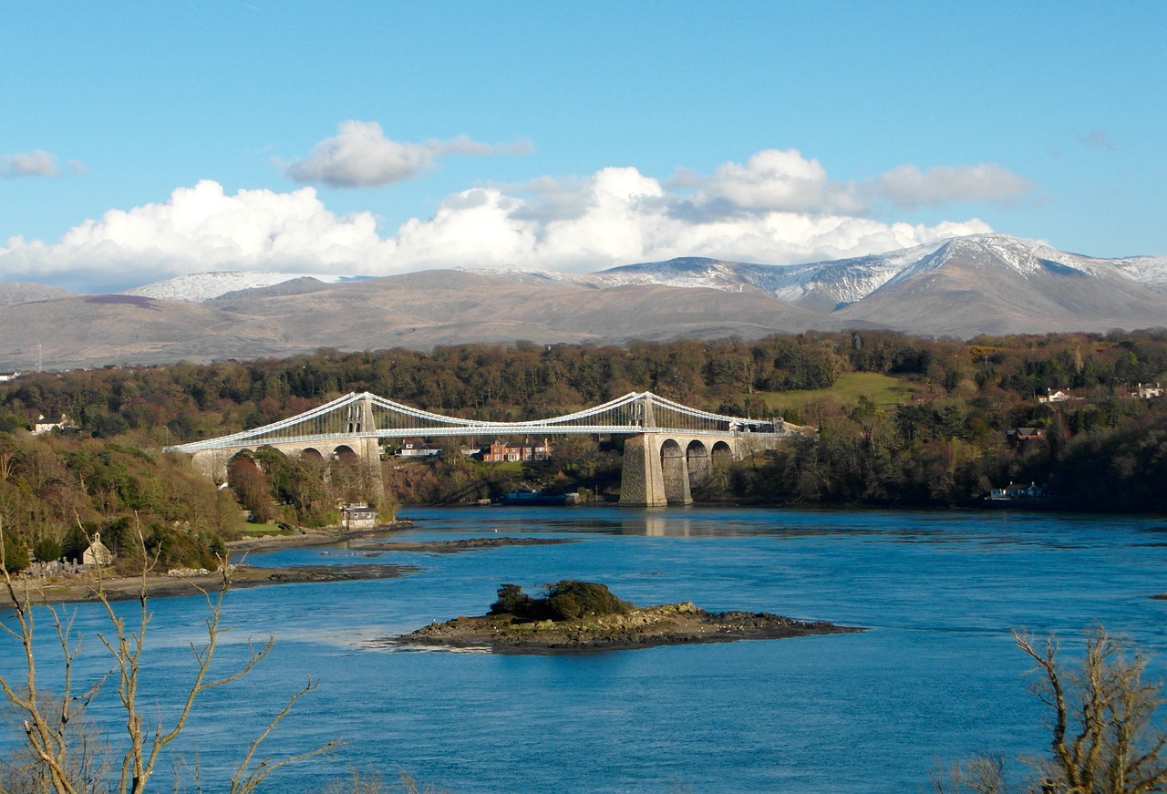 Menai Bridge © SueCG on Pixabay