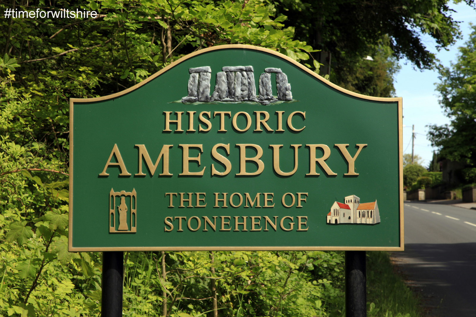 The town sign saying Historic Amesbury the home of Stoehenge © www.visitwiltshire.co.uk